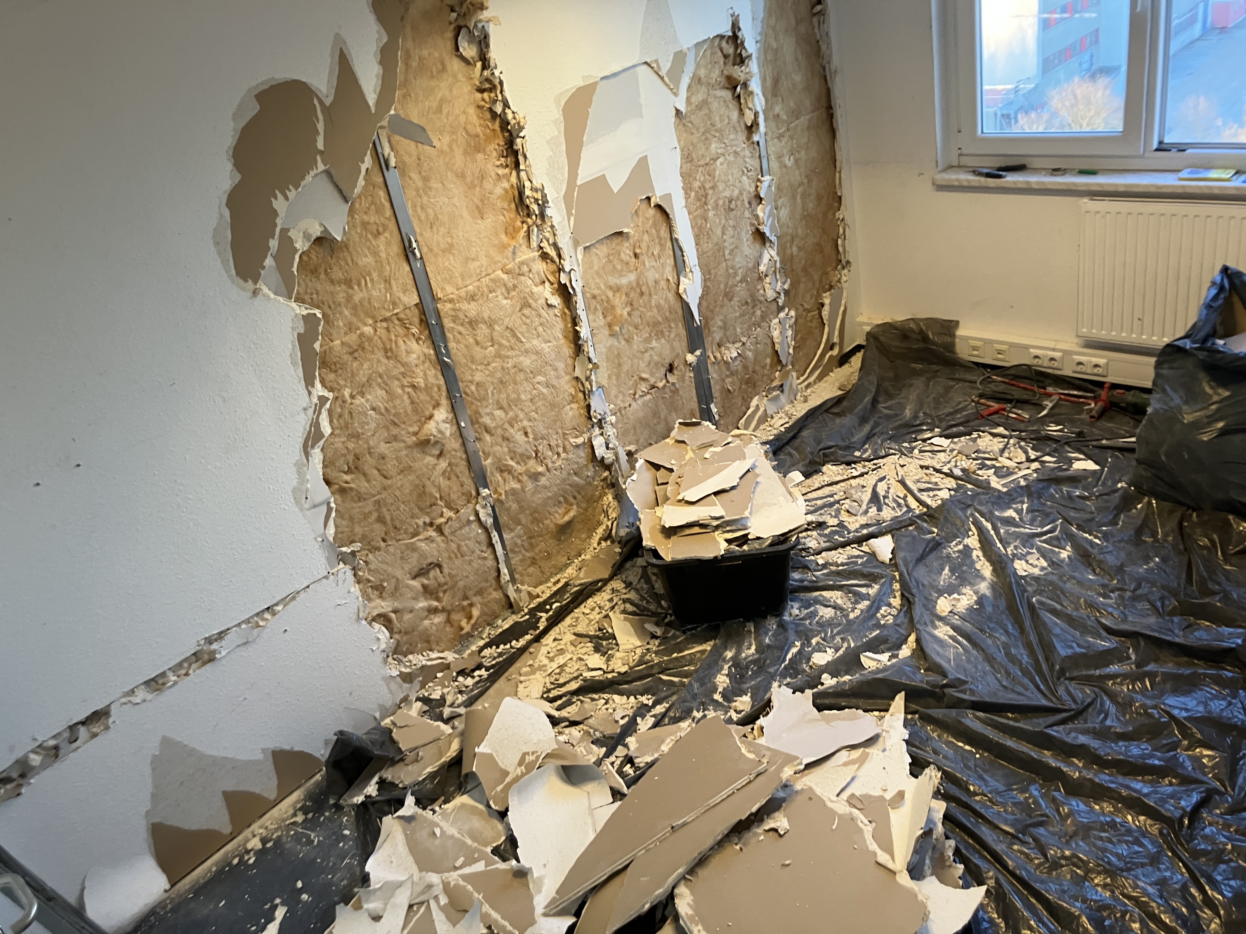 Beginn die Zwischenwand einreißen