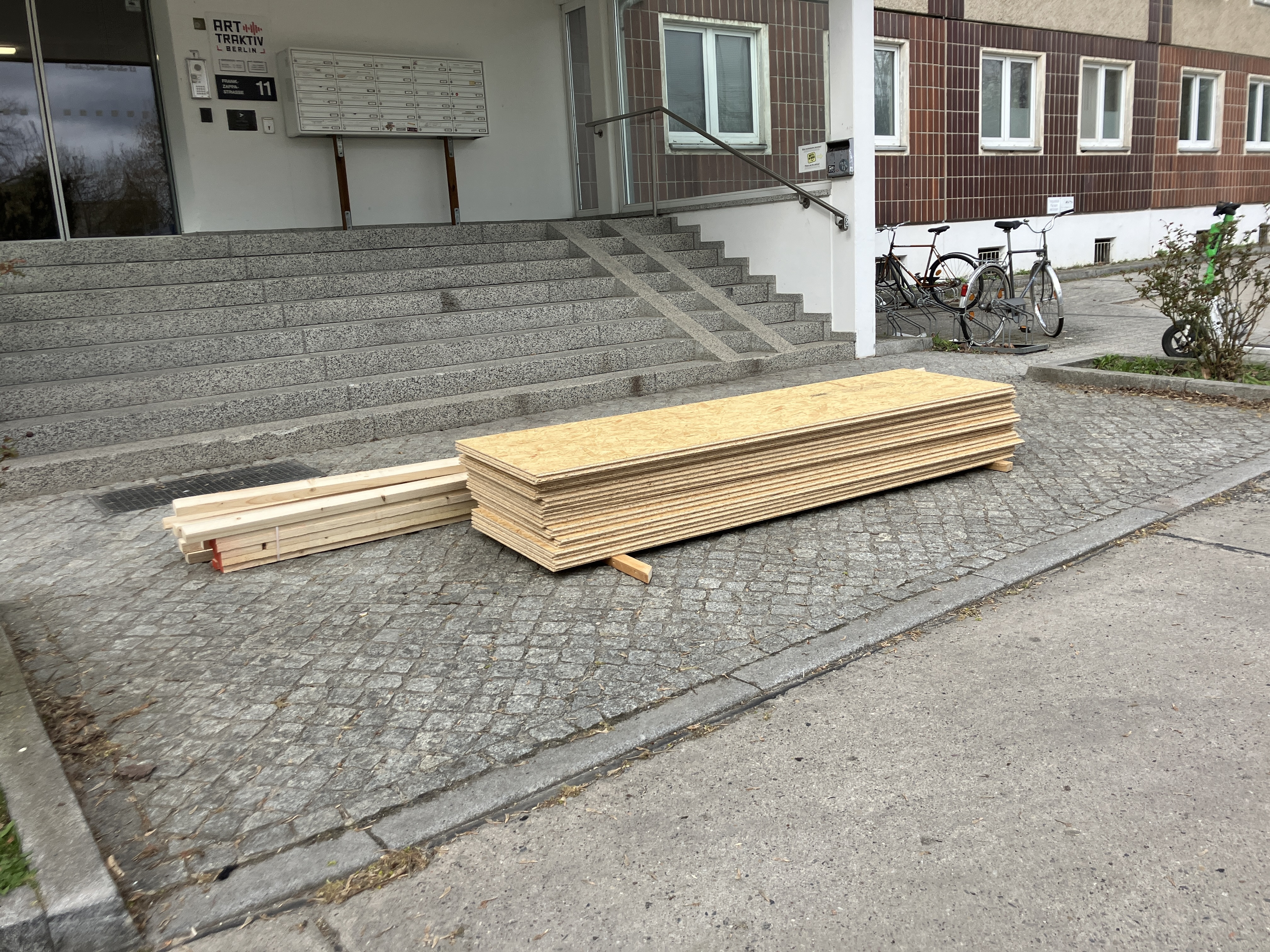 Und dann kommt auch schon die Holzlieferung von Holz Possling (die in den 9. Stock musste)