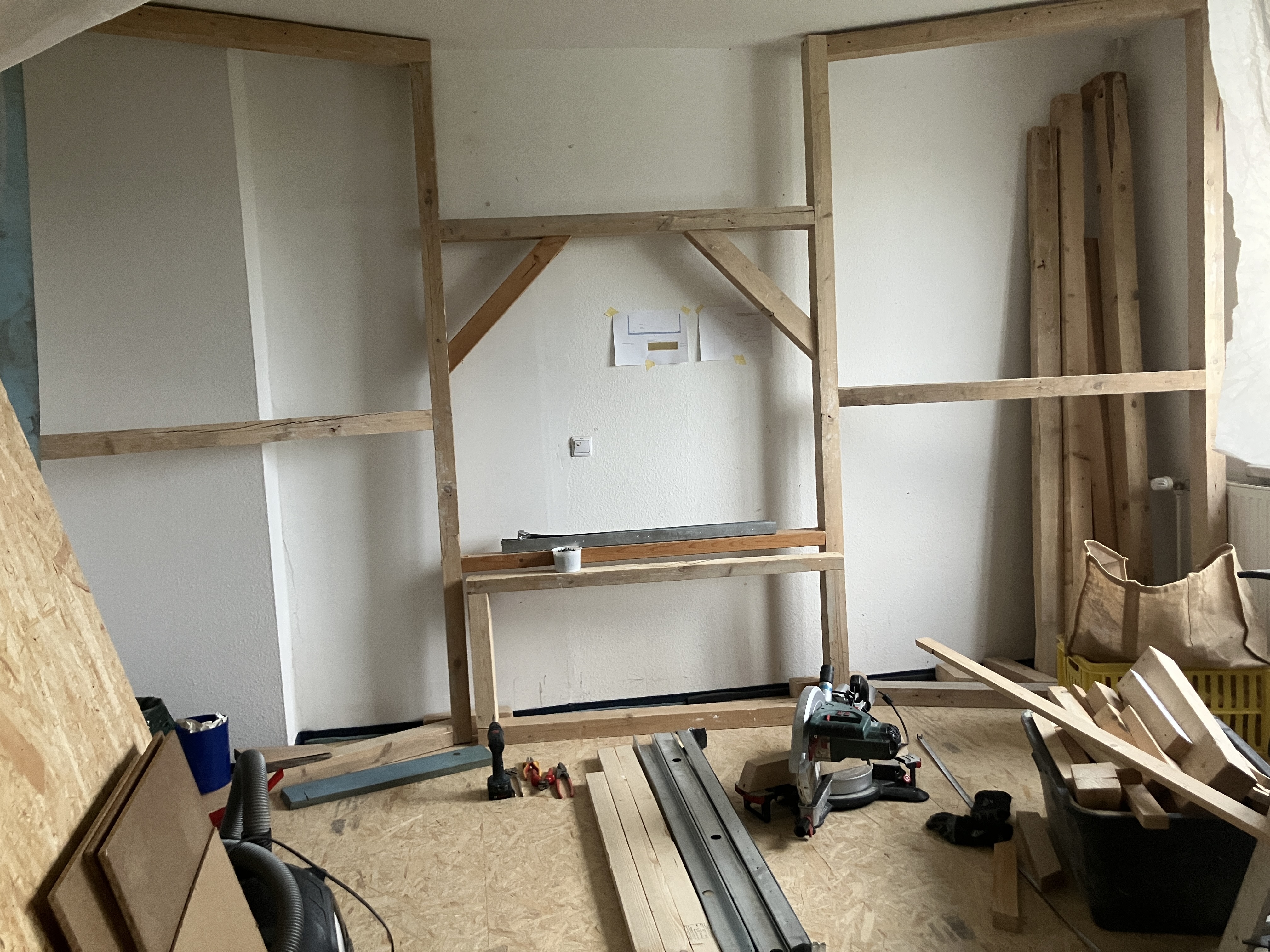 Schallschutzwand stabilisieren