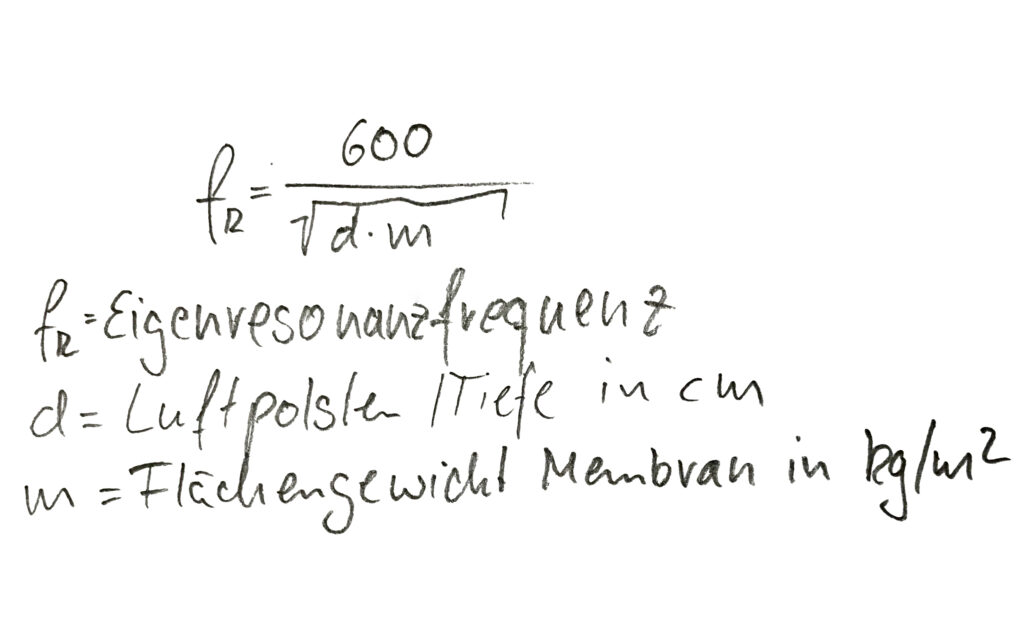 Die Formel sagt: Tiefe und Membranmasse bestimmen die Resonanzfrequenz.